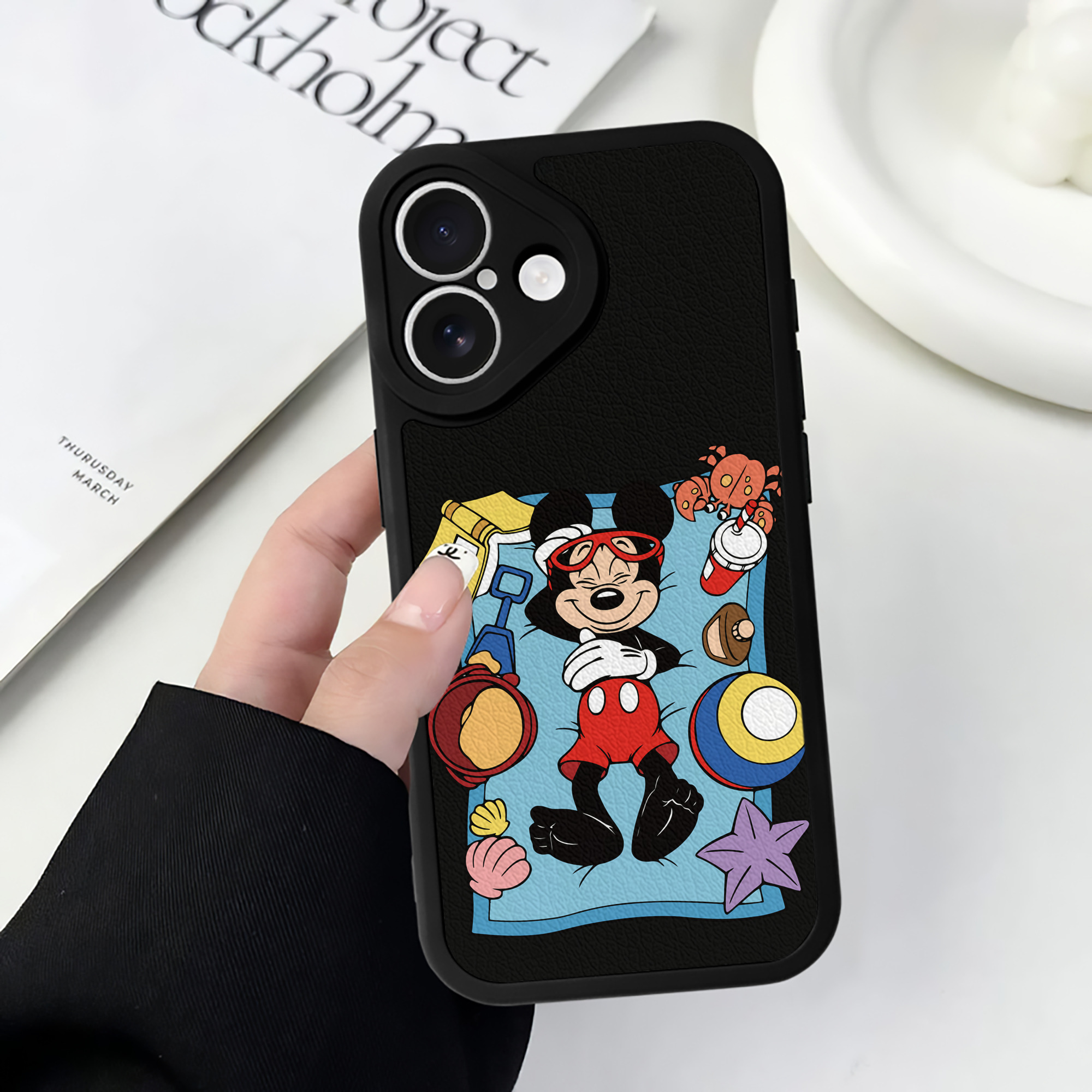 （画像用） ミッキーマウス Mickey Mouse 【iPhone 16シリーズ対応】シリコンスマホケース（レザー調） 材質：シリコン